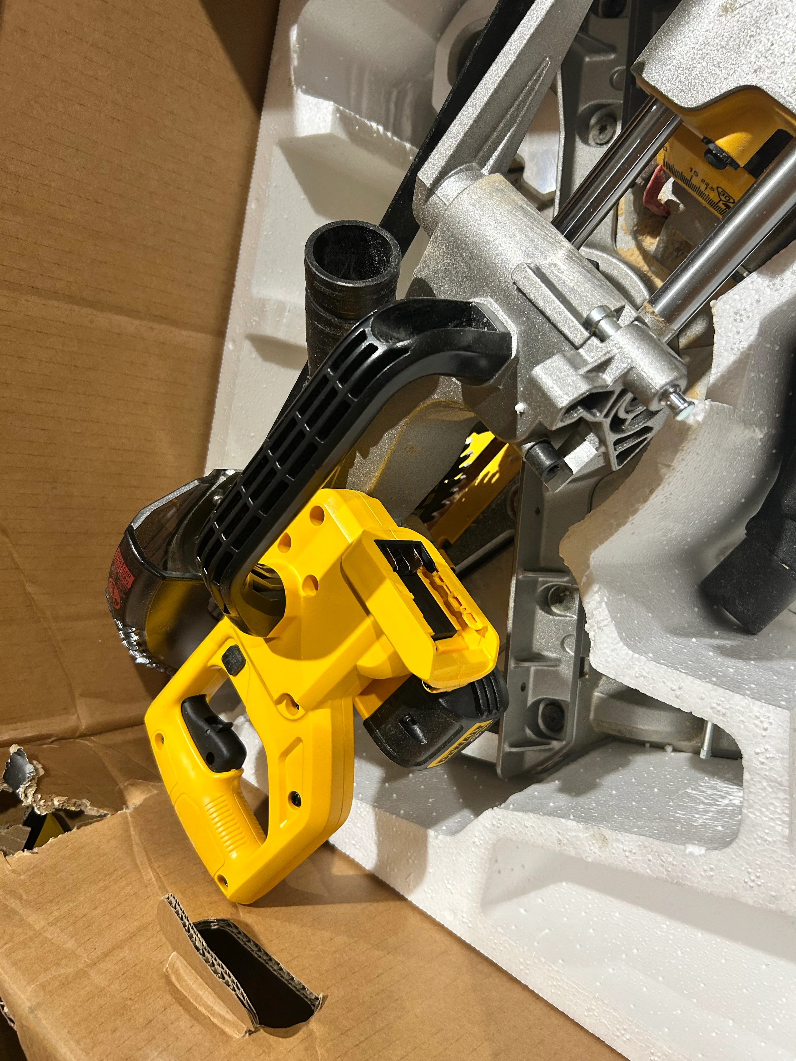 DEWALT 7-1/4-in 20-volt max Single Bevel Sliding Compound Cordless Miter Saw (used) - Image 4