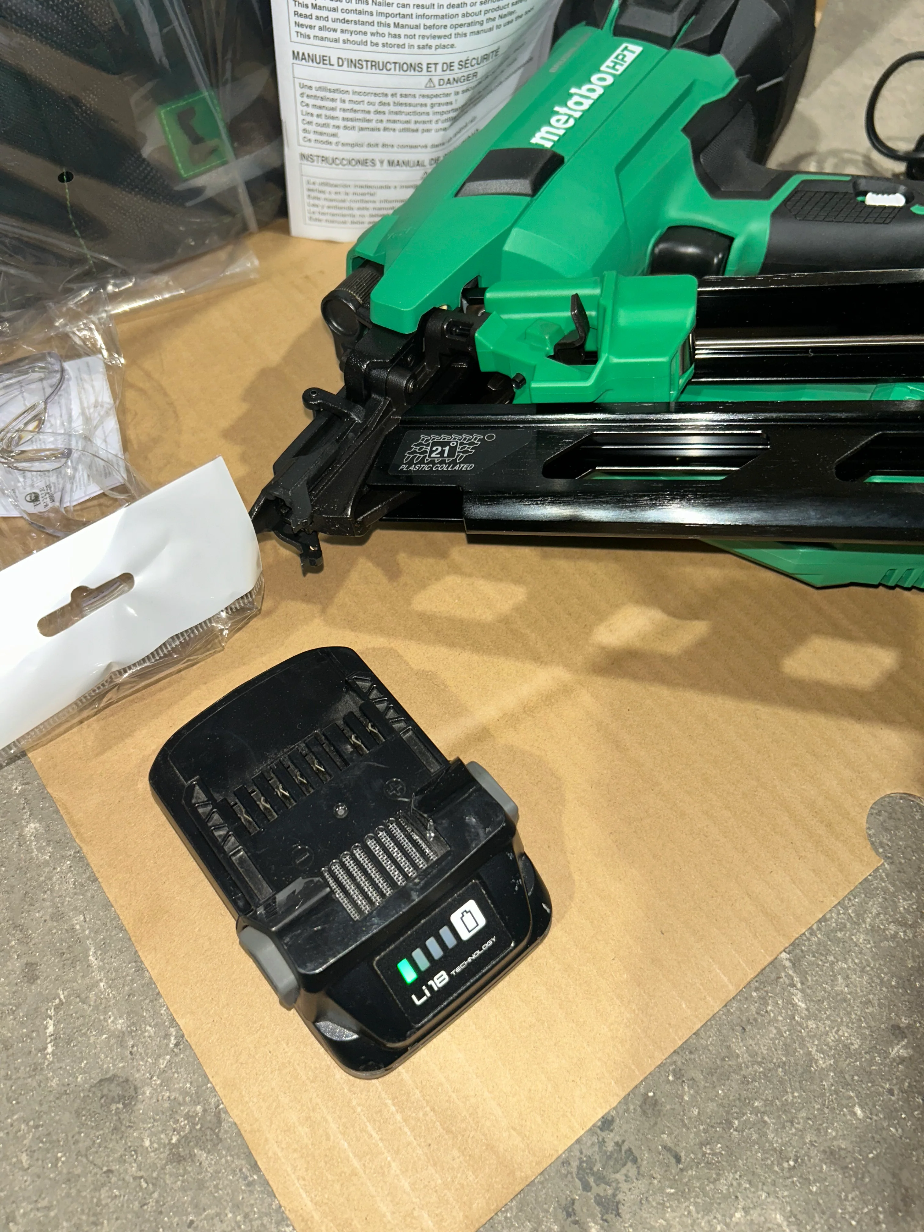 Metabo HPT Multi-Volt 3-1/2-in 21 -Degree Cordless Roundhead Framing Nailer ( 2.0 Battery Included and Charger Included)(used) (Copy) - Image 5